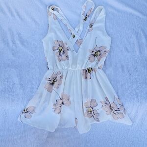 Sarah la USA Floral Crisscross Straps Deep V Romper size medium